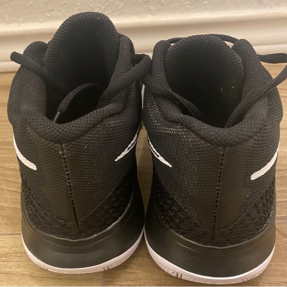 NWOT Nike Kyrie Flytrap6  Size 9
DM1125-001 - Picture 7 of 12